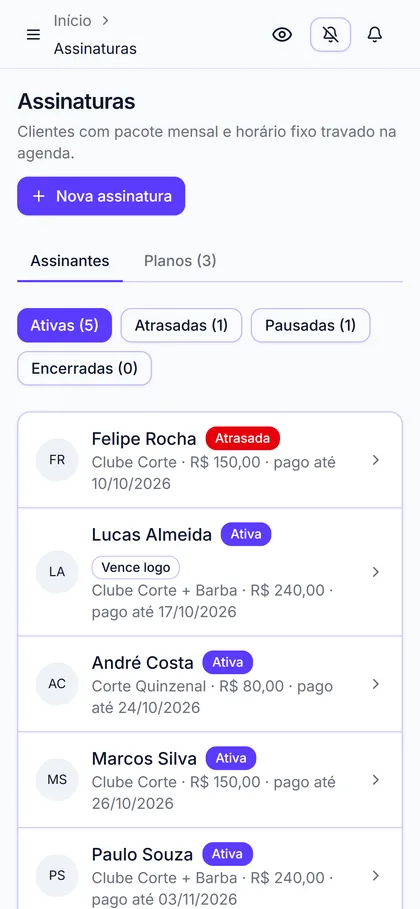 Tela de assinaturas no celular com assinantes ativos, atrasados e pausados, plano Clube Corte e data de pagamento de cada um