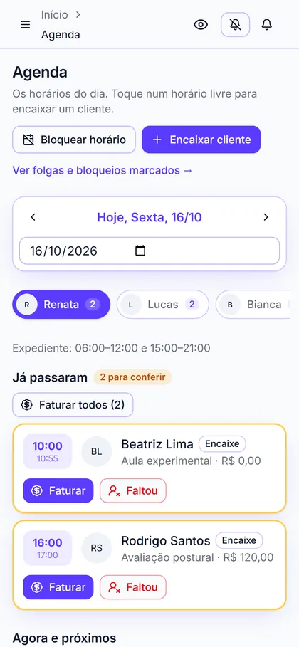Agenda do studio no celular com as aulas do dia por instrutor
